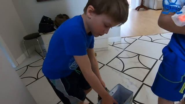 Почему Кирилл и Филипп остались без игрушек? ПРИШЕЛЬЦЫ в ГОРОДЕ! // KiFill boys 13+ смотреть онлайн