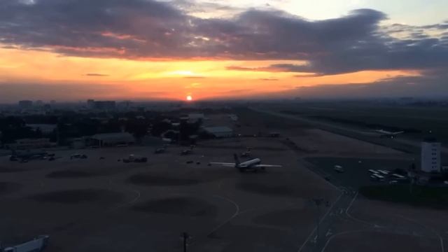 Sunset Timelapse At Tan Son Nhat смотреть онлайн