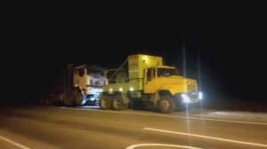 Работает грузовой эвакуатор. Вытаскиваем раздавленный КАМАЗ из лесопосадки. 8 937 536 30 36