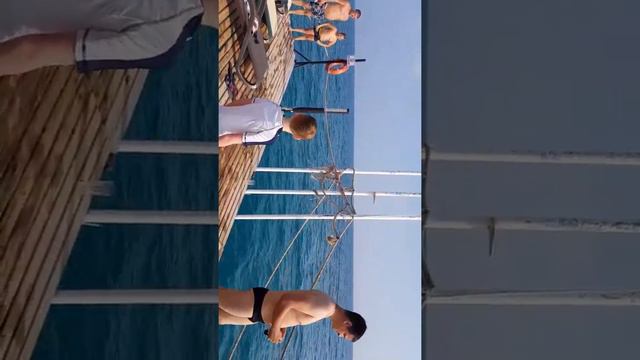 Прыжок с пирса Средиземное море смотреть онлайн