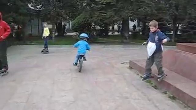 На велике по ступенькам. Первые попытки. смотреть онлайн