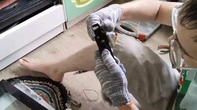 Замена петель на дверце газовой плите ДАРИНА смотреть онлайн