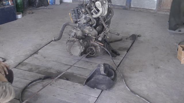 Вытаскиваем обломаный приводной вал из КПП смотреть онлайн