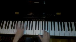 мой друг играет на пианино