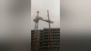 Как разберают башенный кран. Демонтаж крана.
