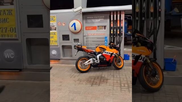 растанцевала дедушку и менеджера McDonald’s #мототаня девушка на мотоцикле смотреть онлайн