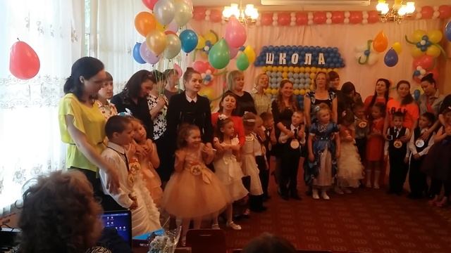 Садику родному скажем мы прощай (Финальная песня Выпускной у дочки ) смотреть онлайн