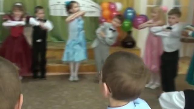 Еще один смешной танец на выпускном в детском саду. смотреть онлайн