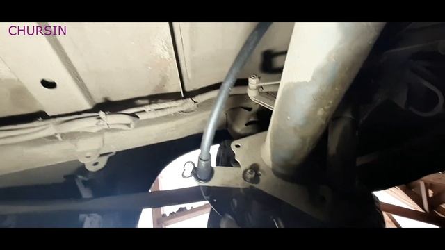Мерседес спринтер Mercedes sprinter W903 OM611 Замена тросов ручника. Replacing handbrake cables смотреть онлайн