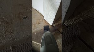 как подрезать линолеум под наличником и дверной коробкой