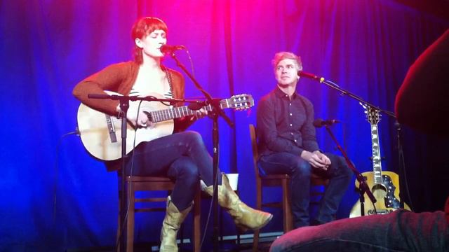 Laura Gibson singing La Grande смотреть онлайн