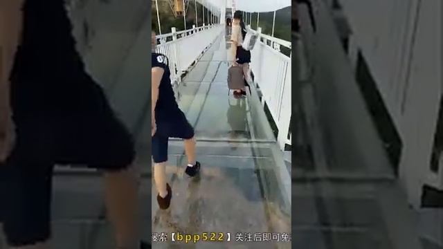 Прозрачный мост в Азии!!! Треснул! смотреть онлайн
