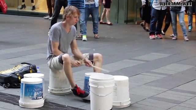 Круто. Уличный барабанщик, нереально быстро играет на ведрах. смотреть онлайн