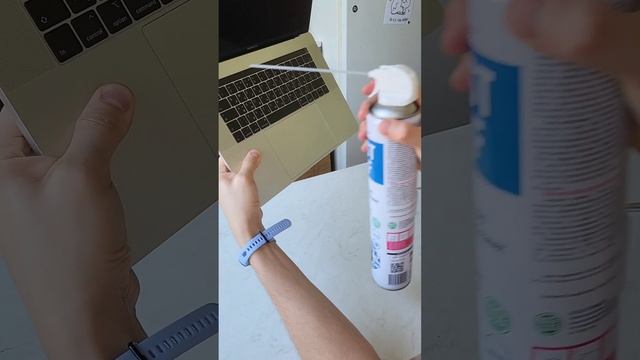 Очистка клавіатури ноутбука від пилу, землі стисненим повітрям MacBook pro смотреть онлайн