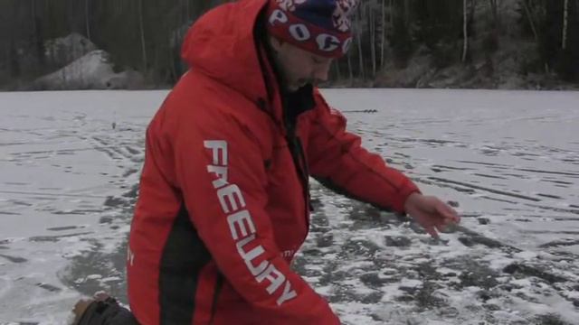 Форель на мормышку зимой первый лед 2014 ч. 2 смотреть онлайн