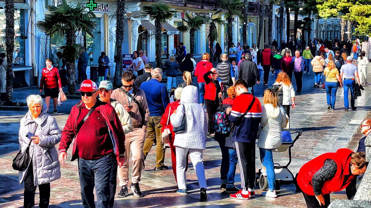 Отдыхающие массово ЕДУТ в Крым. ЯЛТА толпы людей на набережной. ПОКАЗЫВАЮ ВСЮ ПАВДУ. Погода в ЯЛТЕ. смотреть онлайн