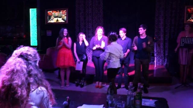 Елизавета Радченко дарит портрет Григория Лепса.30.10.2016