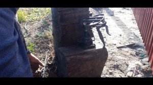 Как вытащить деревянные столбы из земли с помощью когтей.