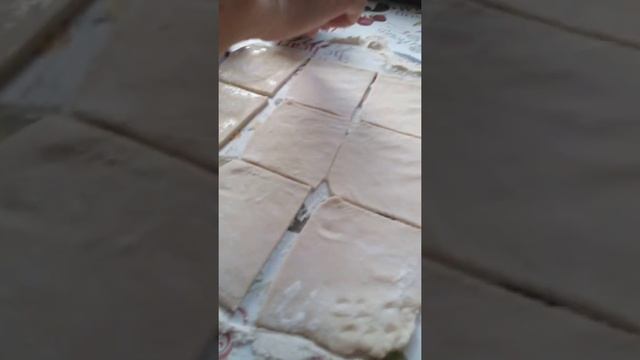 Как за 4 минут сделать пироги (в конце) (помазать пирожок яйцо и положить в духовку на 20-25 минут)