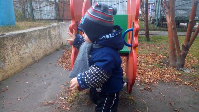 Осень. Ребенок качается сам на детской качельке. 2017 смотреть онлайн