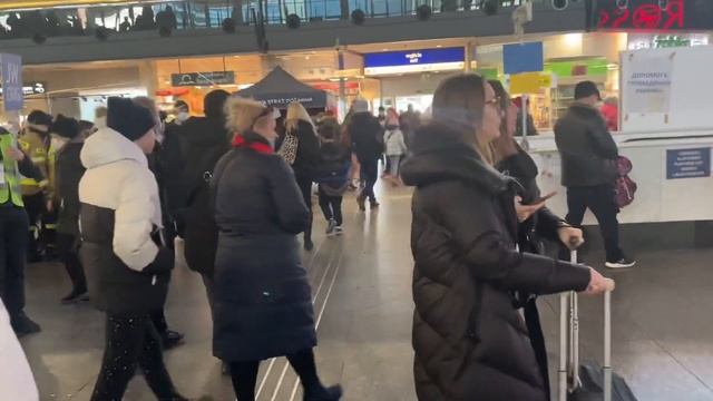 Что делать беженцу в Варшаве. Центральный вокзал Варшава смотреть онлайн