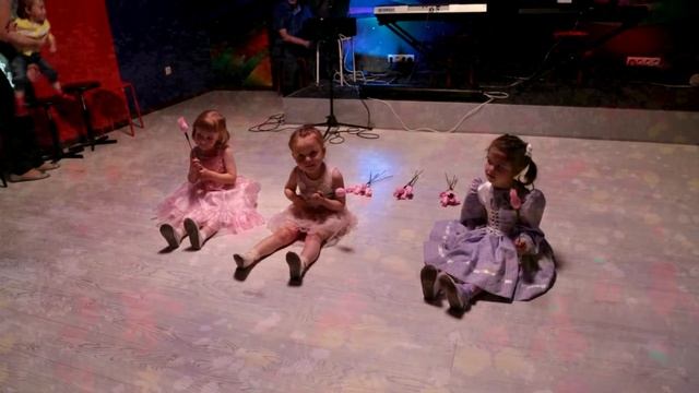 Танец "Мы цветочки в руки взяли" смотреть онлайн