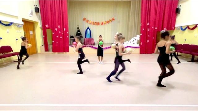 Цирковая студия Акварельки "Спортивный танец с мячиками" смотреть онлайн