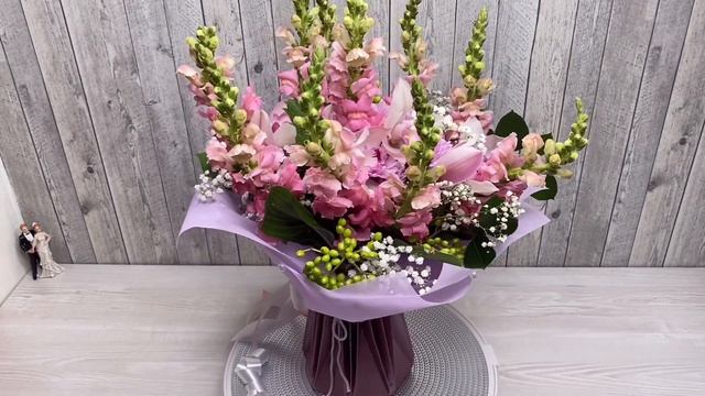 Букет из антирринума и орхидей смотреть онлайн