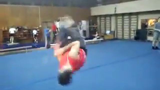 корк через левое плечо чуть не докрутил =))) смотреть онлайн