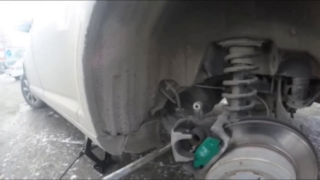 Как поменять колодки на toyota avensis в дороге . смотреть онлайн