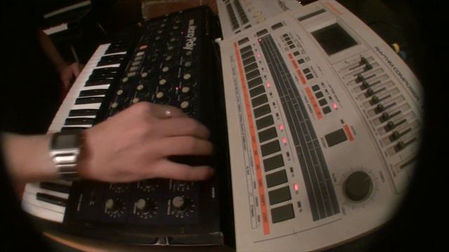 Jammin' with Korg Monopoly (arpeggiator) + TR 707 смотреть онлайн