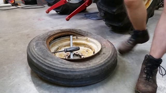 Changing the Front Tire on a Ford Tractor смотреть онлайн