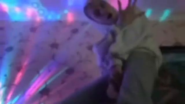 Слушаем колонку, Маша издала непонятный звук,клип смотреть онлайн