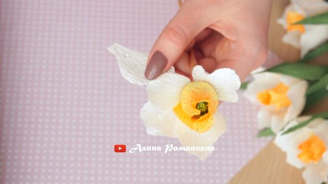 Простой способ сделать НАРЦИССЫ из гофрированной бумаги | БУКЕТ ИЗ КОНФЕТ своими руками смотреть онлайн