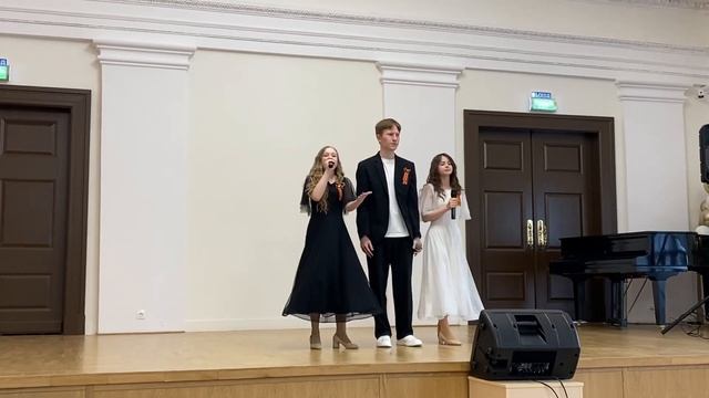 Весна 45 года в исполнени Сестёр Радовских и Антона Панзина смотреть онлайн