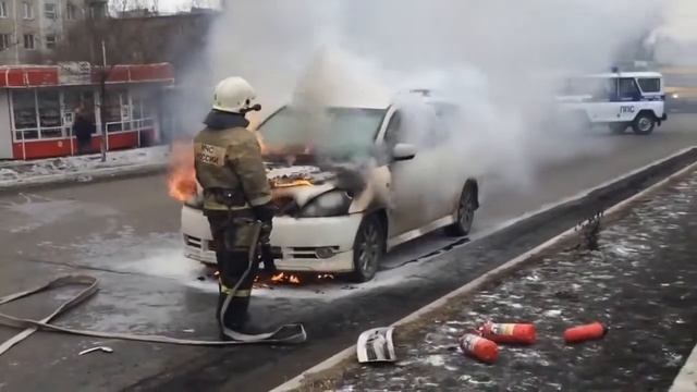 Russian guy watching his car burning down (subtitles) смотреть онлайн
