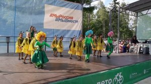 Коллектив эстрадного танца «Улыбка» с композицией «На полянке» («Пчёлки»)