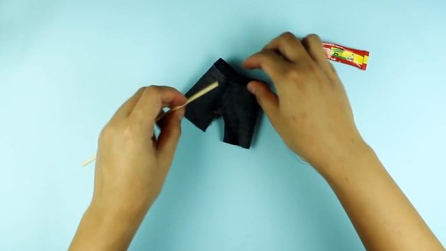 สอนทำกางเกงยีนส์บาร์บี้ | DIY Barbie Jeans смотреть онлайн