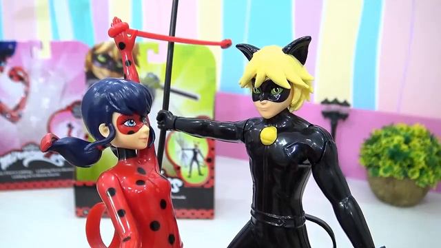 ЛЕДИБАГ и СУПЕР КОТ СБЕЖАЛИ после РАСПАКОВКИ! И нашли себе ДОМ на ПОЛКЕ!