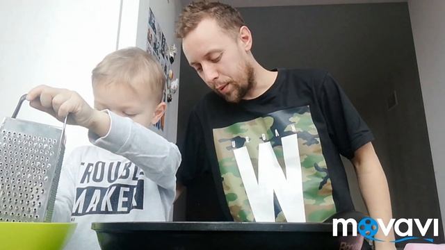 Даня готовит омлет с мидиями