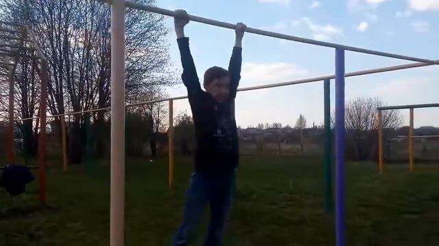 /Паша учится делать велосипед на турнике/ смотреть онлайн