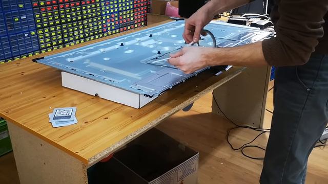 How to Replace LED Strips in Samsung 4k - Fixing Bad LED Backlight tutorial смотреть онлайн