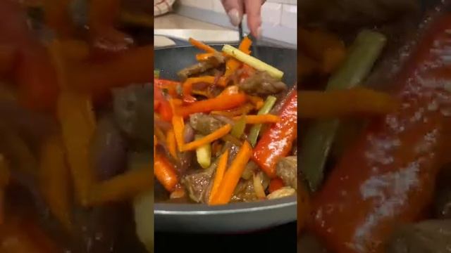 Гречневая лапша с говядиной и овощами смотреть онлайн