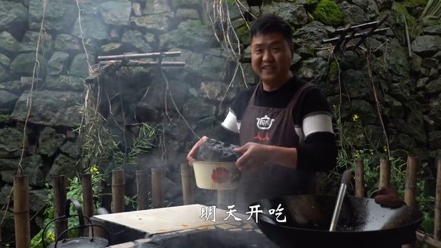 3斤牛肉2斤牛筋，老弟做道“垛子牛肉”，醬香入味，哥倆吃的真過癮！ 【鐵鍋視頻】 смотреть онлайн