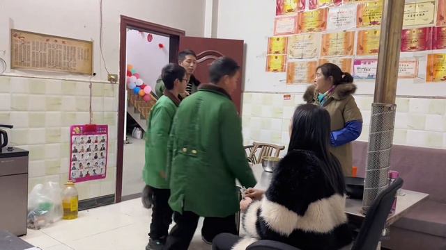 小凤终于忙完回家，婆婆炖好鸡汤在家里等，孩子们冲出来迎接妈妈 смотреть онлайн