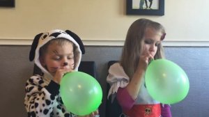 Надуть шарик. Лера и Глеб надувают шарики