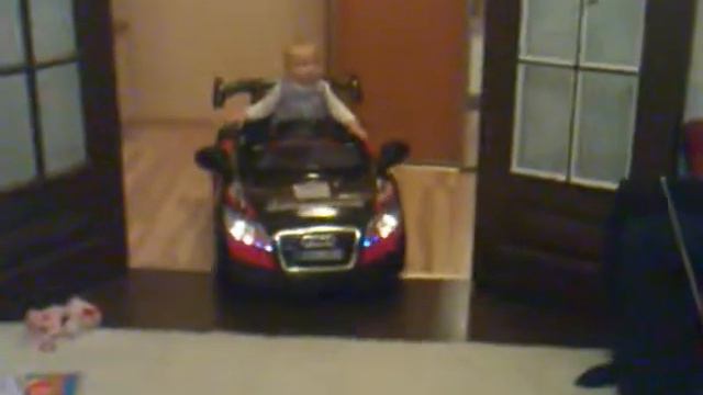 Ксюша на электромобиле.mp4 смотреть онлайн