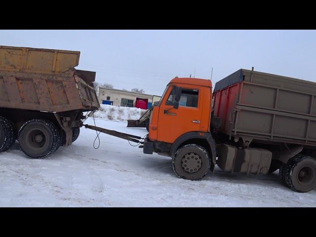 ТАСКАЕМ КАМАЗ НА ЖЁСТКОЙ СЦЕПКЕ БУКСУЯ ПО СНЕГУ / ЦЕНА ПЕРЕДНЕЙ РЕССОРЫ MAN Я В ШОКЕ !!!! смотреть онлайн