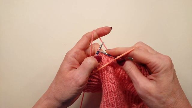 ВЯЗАНАЯ ШАПКА ICE CREAM CONE / МК по вязанию модной женской шапочки на осень-зиму спицами смотреть онлайн