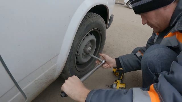 ГАЙКОВЕРТ DEWALT DCF887N. Момент затяжки колесных болтов на ВАЗ 2107 смотреть онлайн